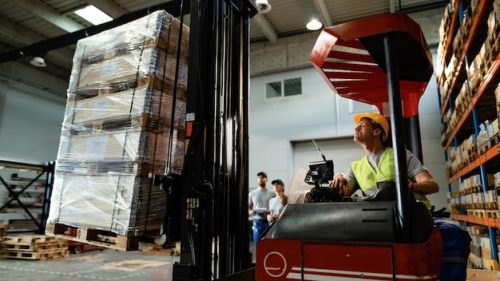 Pourquoi la location de matériel de manutention séduit de plus en plus d'entreprises ?