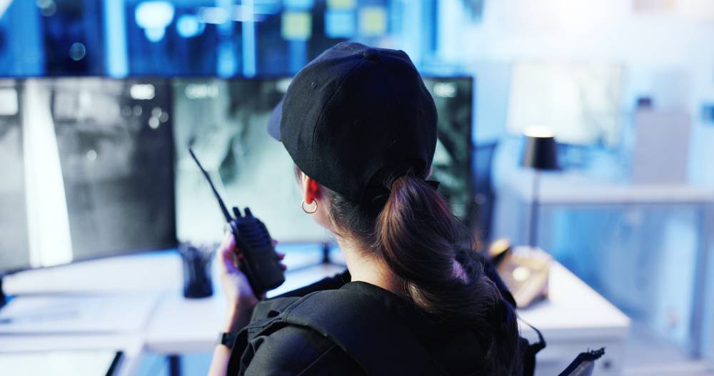 Un agent de gardiennage pour sécuriser des locaux professionnels