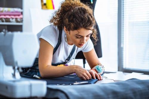 Se former pour obtenir un diplôme et devenir couturière professionnelle
